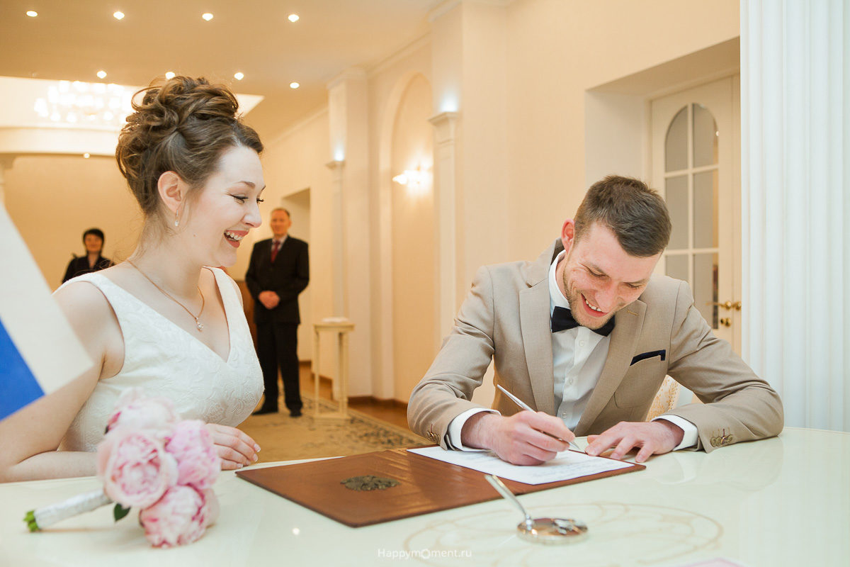 Фотосъемка бракосочетания в ЗАГСе - Профессиональный фотограв в ЗАГС - HappyMoment.ru